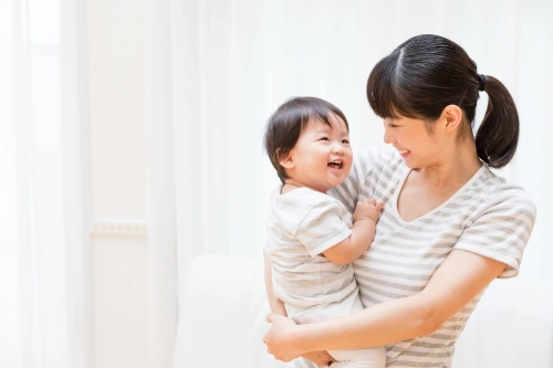 4 Fakta Perkembangan Bahasa Bayi, Kapan Si Kecil Bisa Memanggil Ibu?