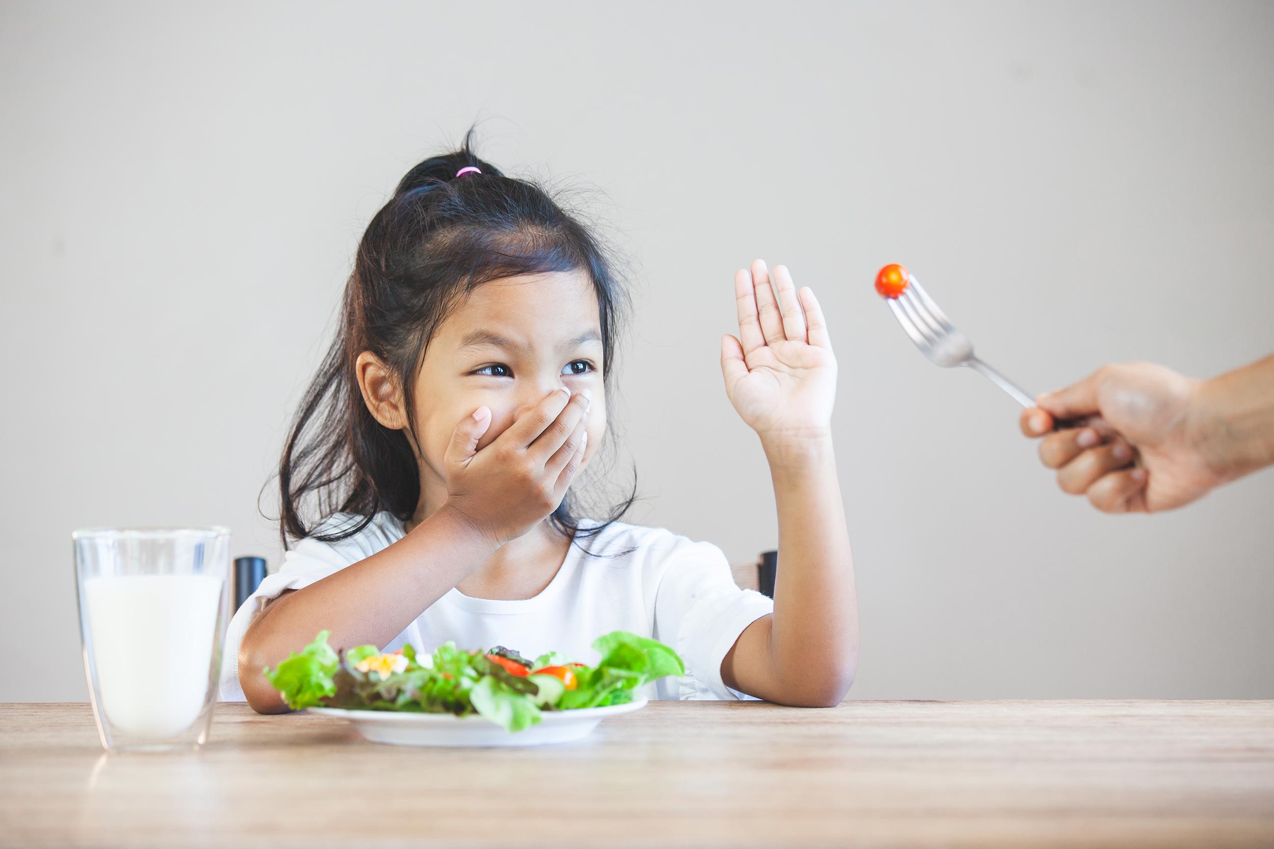 Cara mengatasi anak susah makan sayur bukanlah dengan dipaksa