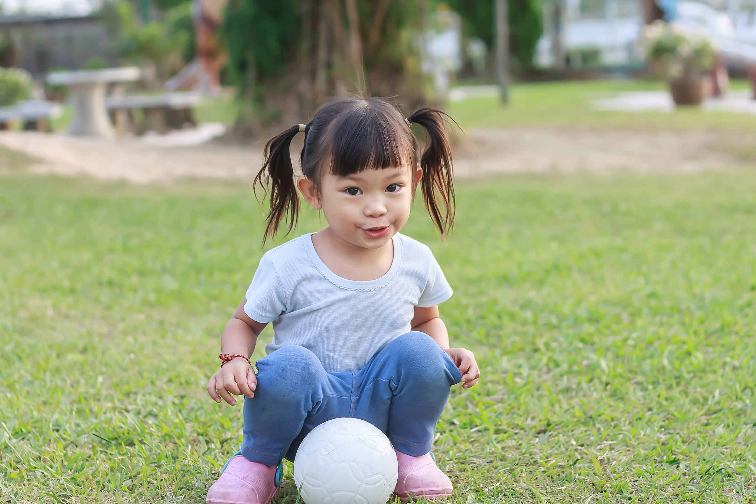 Ingin si Kecil pandai bersosialisasi? Ajaklah ia berolahraga bersama.