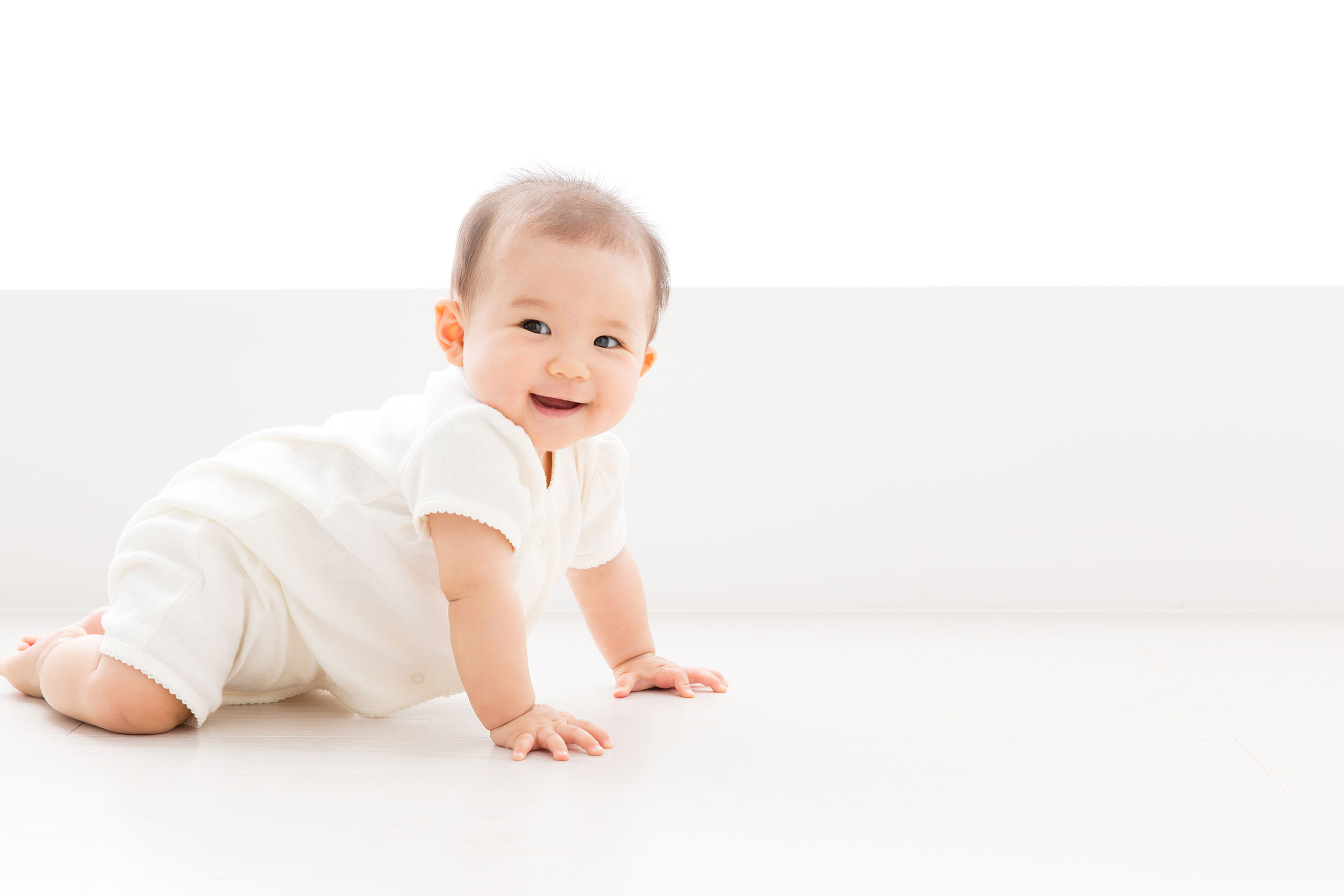 Pilih baju berbahan katun yang longgar dan nyaman agar bayi tidak kegerahan