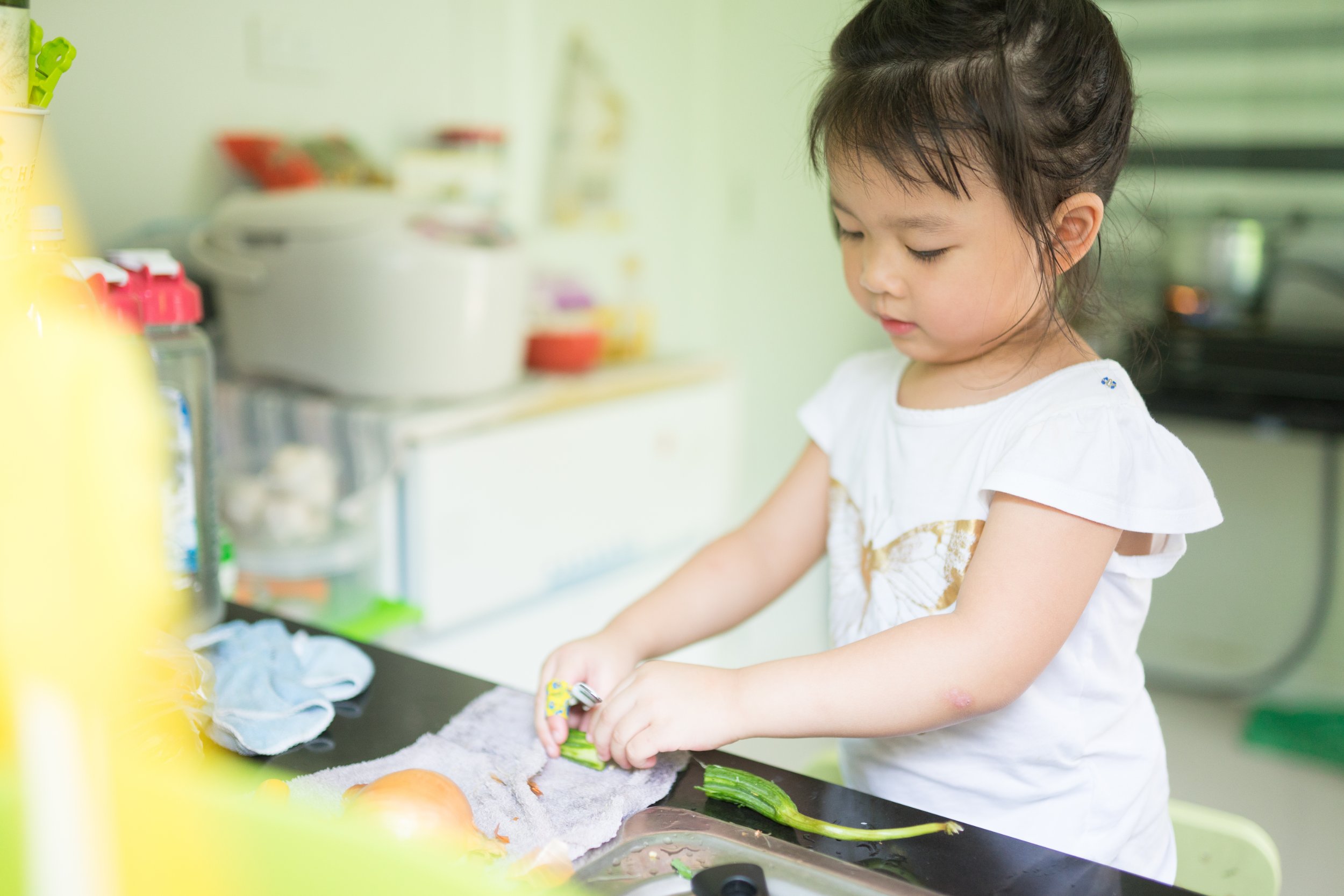 Membiasakan si Kecil membantu pekerjaan di rumah akan mengasah rasa empatinya pada asisten rumah tangga dan petugas kebersihan di sekolah.