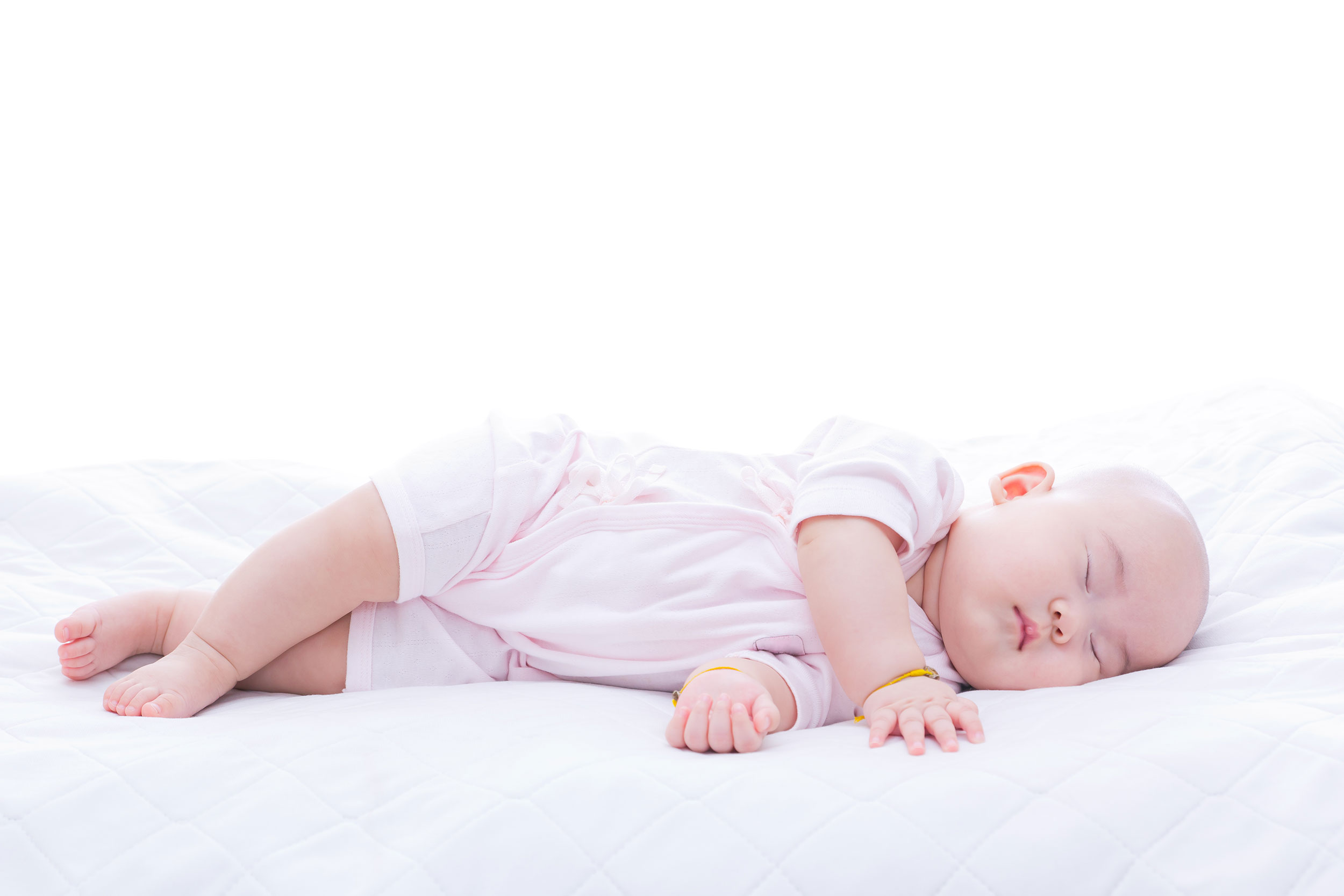 Kenakan baju yang lembut dan menyerap keringat agar bayi tidur nyaman