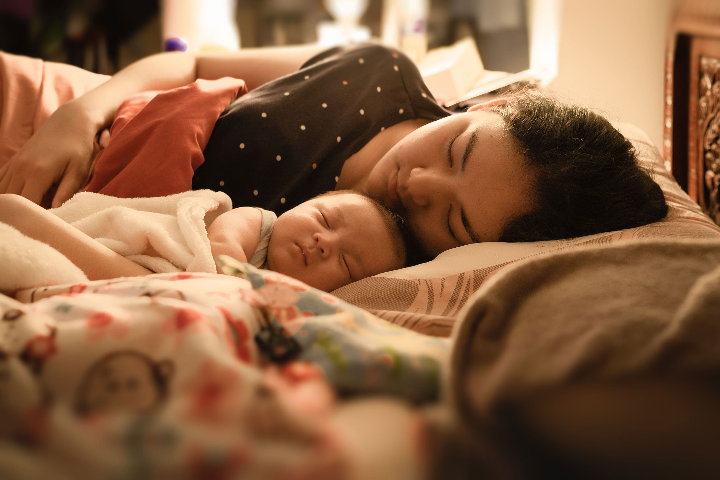 Meredupkan lampu kamar dapat membantu bayi mengetahui waktu tidur.