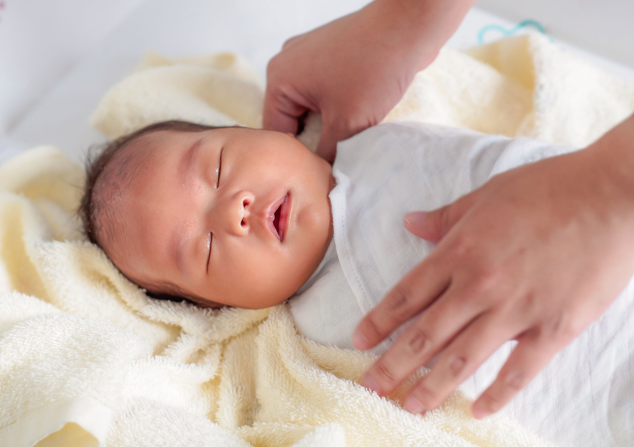 Membedong bisa membantu menenangkan bayi yang rewel di malam hari.