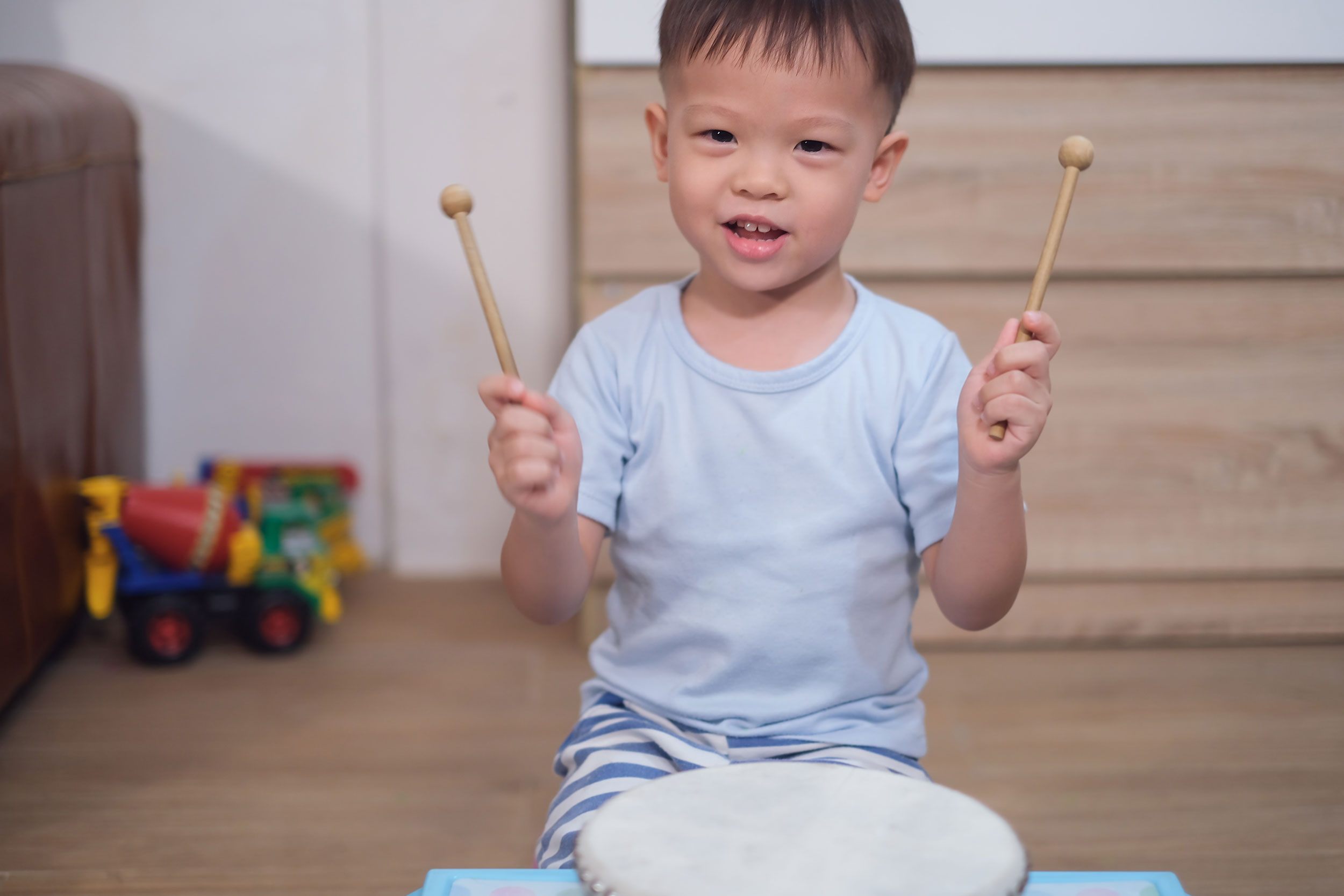 Ajak si kecil menyanyikan lagu favoritnya dengan diiringi tabuhan drum buatan sendiri, Bu!