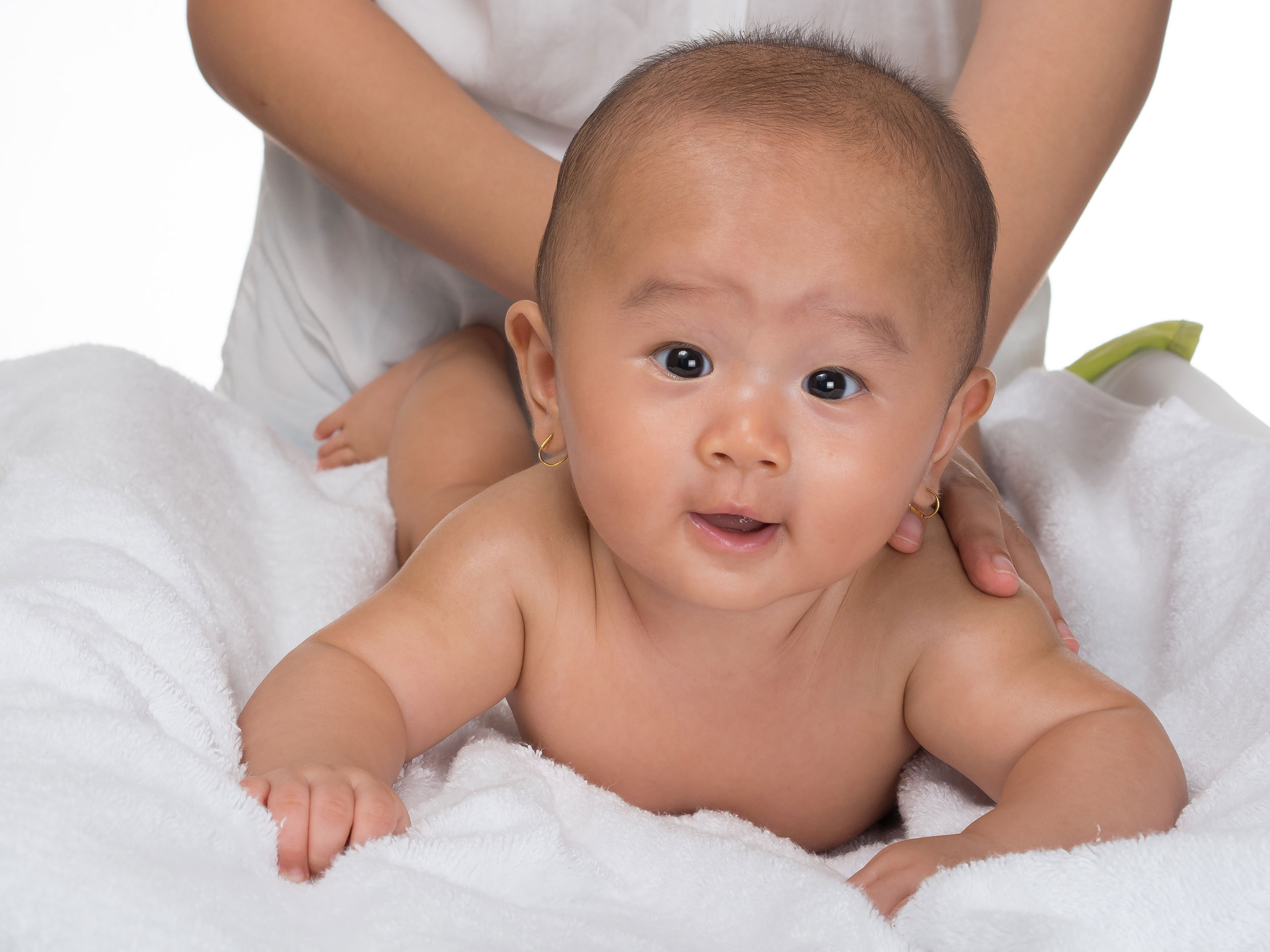 Pijatan lembut dengan minyak telon atau essential oil bisa menghangatkan bayi