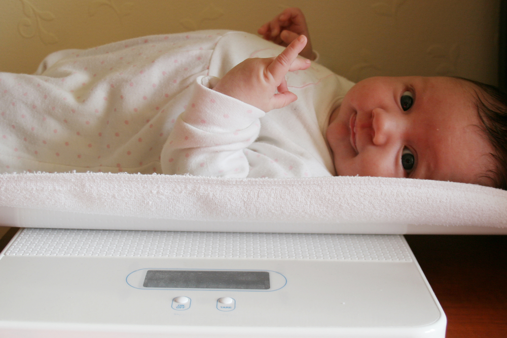 Cari tahu apakah pertumbuhan si Kecil sudah ideal menurut tabel berat badan bayi.