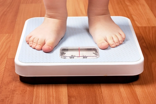Berat Badan Ideal Anak 1 Tahun & Cara Sehat Menambahnya
