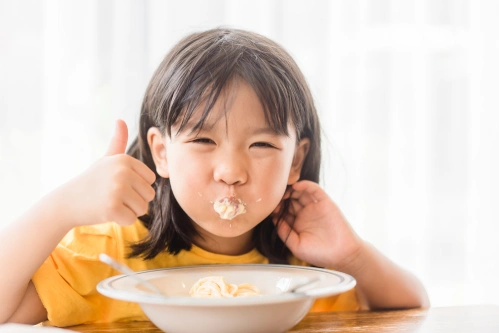 Ajari Anak Makan Sendiri: 10 Cara yang Efektif