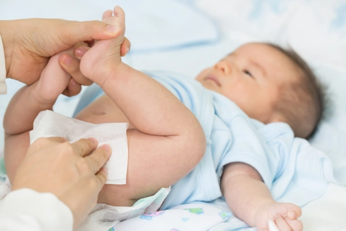 Penyebab dan Cara Mengatasi BAB Bayi Berbusa