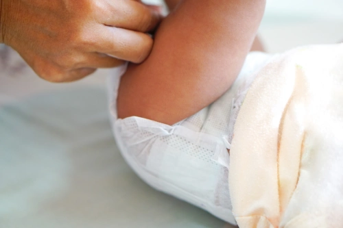 BAB Bayi Cair Tanpa Ampas: Kapan Harus ke Dokter?