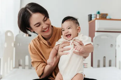 Kapan Bayi Babbling? Arti Ocehan & Stimulasinya

