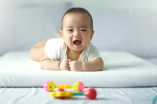 perkembangan bayi 4 bulan-bebeclub