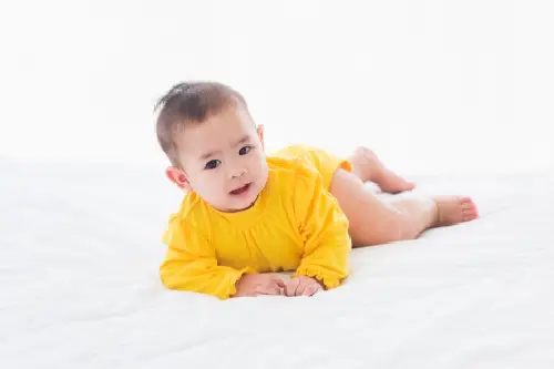 Bayi 5 Bulan Belum Tengkurap: Penyebab + Stimulasi