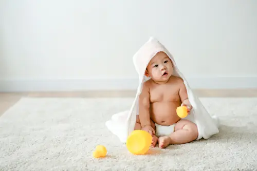 Bayi 8 Bulan Belum Bisa Duduk: Normal? Ini Faktanya
