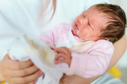 5 Penyebab Bayi Muntah ASI Kental dan Penanganannya