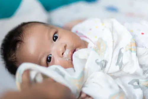 Bayi Muntah dari Hidung: 5 Penyebab & Cara Atasi