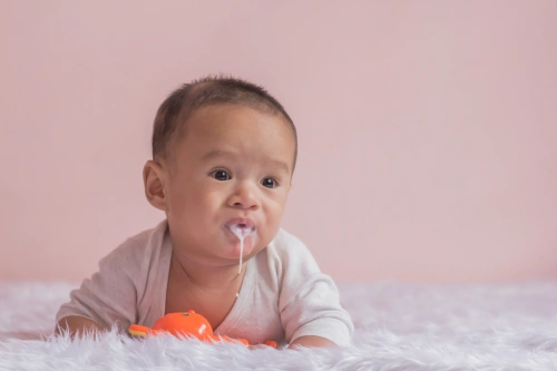 6 Penyebab Bayi Muntah Menyembur dan Cara Mengatasinya