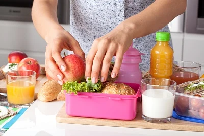 Ketahui Porsi Bekal Anak Sekolah yang Tepat untuk Penuhi Kebutuhan Gizinya