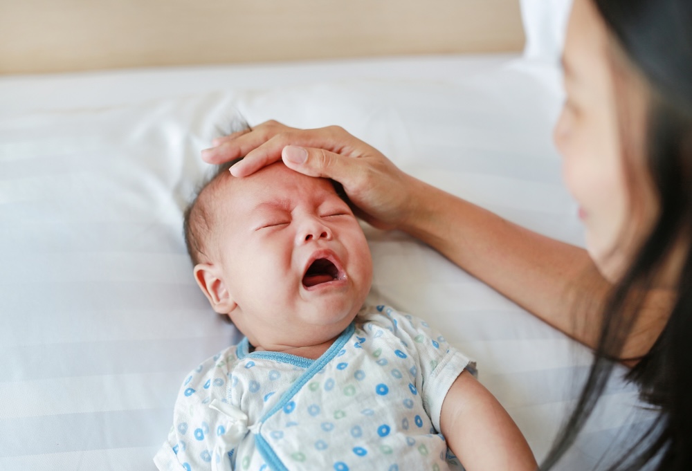 Cara Menenangkan Bayi Menangis, Penyebab, dan Tanda Harus ke Dokter
