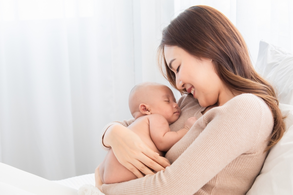 Cara Menggendong Bayi yang Benar dan Aman untuk Orang Tua