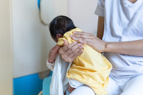 Bayi Cegukan Saat Tidur: Penyebab + 10 Cara Atasi
