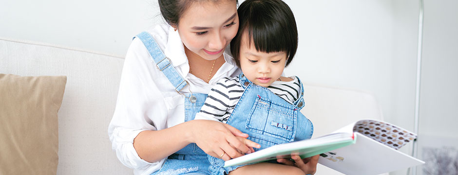 Membacakan cerita dongeng anak bisa jadi ajang bonding bagi Ibu dan si Kecil.
