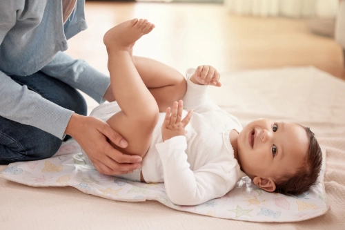 Warna BAB Bayi: 15 Jenis & Artinya untuk Kesehatan