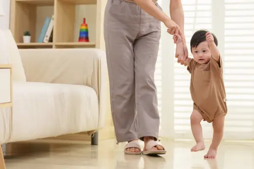 Umur berapa bayi bisa berjalan-bebeclub