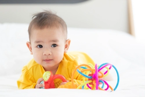 10 Mainan Bayi 4 Bulan yang Bagus untuk Tumbuh Kembangnya