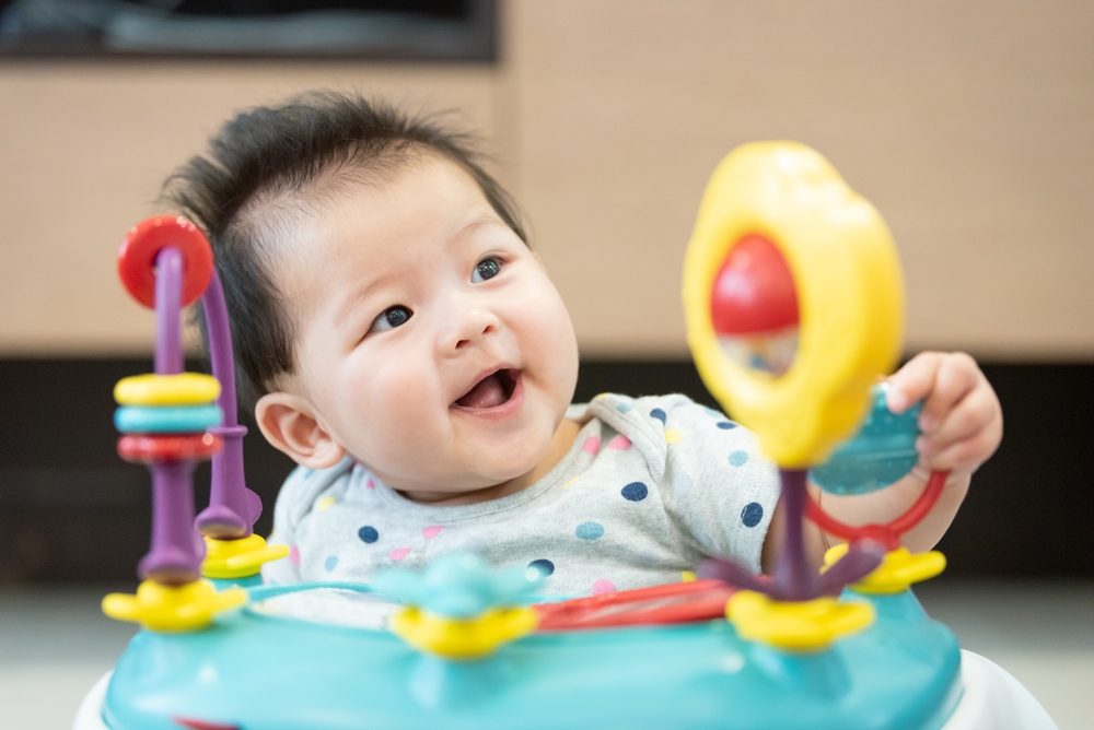 10 Mainan Bayi 6 Bulan: Bagus & Edukatif