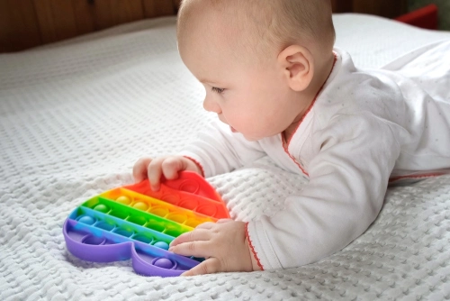 11 Rekomendasi Mainan Bayi 7 Bulan yang Edukatif