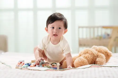 10 Mainan Bayi 8 Bulan yang Edukatif & Aman untuk si Kecil
