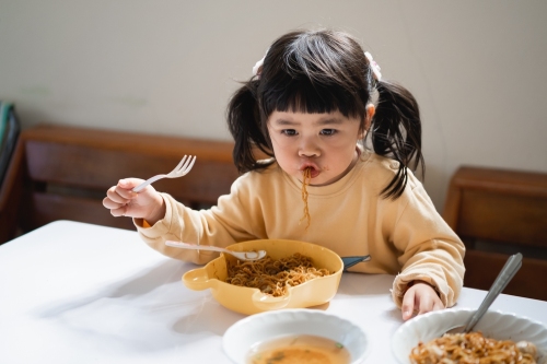 Bahaya Anak Sering Makan Mie Instan dan Cara Mengatasinya