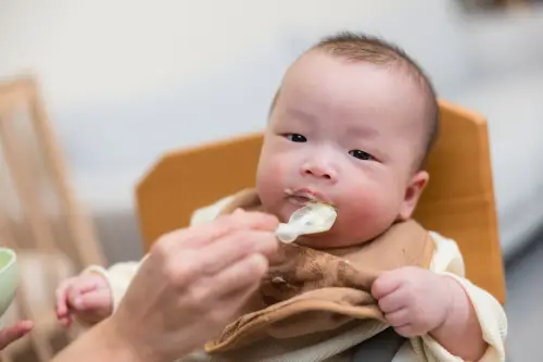 Apa Boleh Memberikan Makanan pada Bayi 0-3 Bulan?
