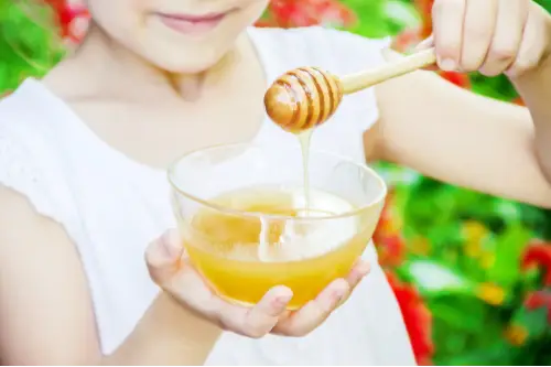 Madu untuk Anak 1 Tahun: 10 Manfaat + Tips Aman
