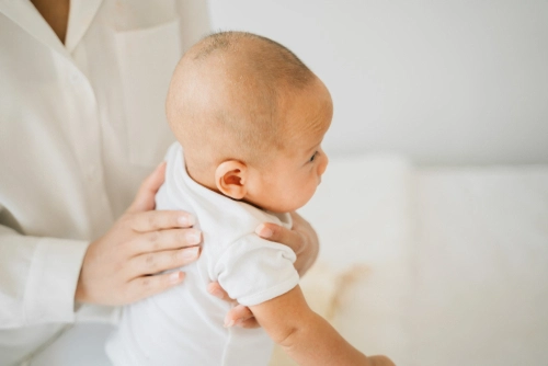 6 Cara Ampuh Mengatasi Cegukan pada Bayi