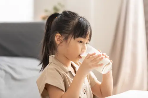 Susu Soya untuk Anak: 12 Manfaat + Rekomendasi