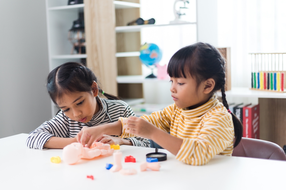 Cara Mengajarkan Anak agar Terbiasa Menolong Teman dan Manfaatnya
