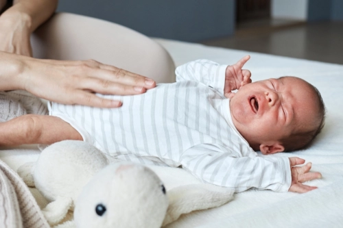 Perut Bayi Kembung: 6 Penyebab + Cara Mencegah