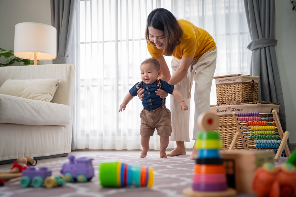 Perkembangan Bayi 12 Bulan dan Cara Stimulasinya