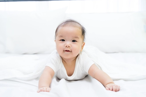Perkembangan Bayi 6 Bulan, Sudah Bisa Apa Saja?