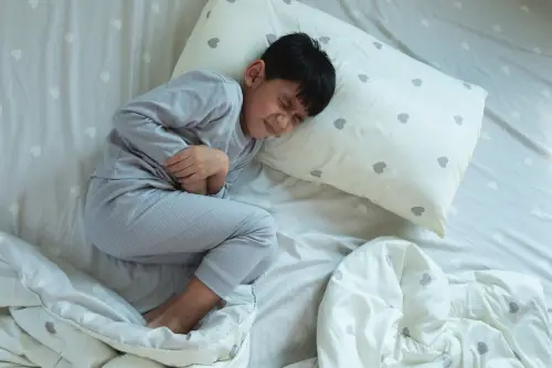 7 Cara Mengatasi Perut Anak Kembung di Malam Hari Agar Tidur Nyenyak
