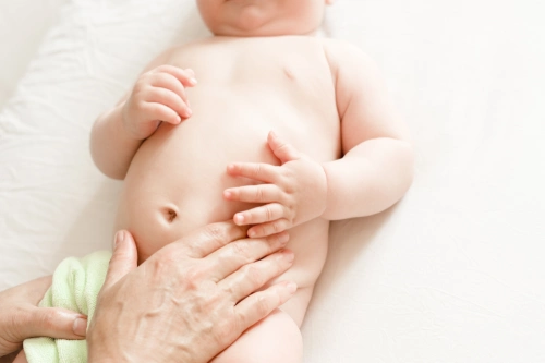Perut Bayi Bunyi: 7 Penyebab + Cara Mengatasi