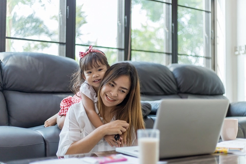 Ini Cara Mudah Mengatasi Rasa Bersalah Menjadi Working Mom