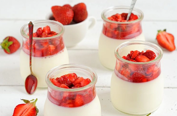 Puding Tahu Sutera Saus Stroberi