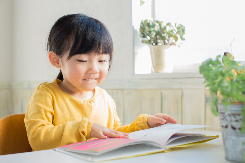 Cara Memilih Buku Belajar Membaca Anak Sesuai Usianya
