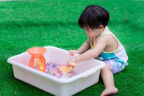 Dukung Perkembangan Otaknya, Yuk Coba Sensory Play Mudah untuk Bayi Berikut Ini