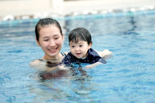 Waktu yang Tepat Ajak Bayi Berenang dan Manfaatnya untuk Perkembangan si Kecil