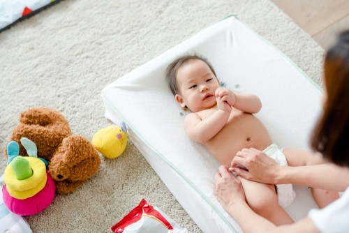 Mengenali Kesehatan Pencernaan Bayi dari Warna Pupnya